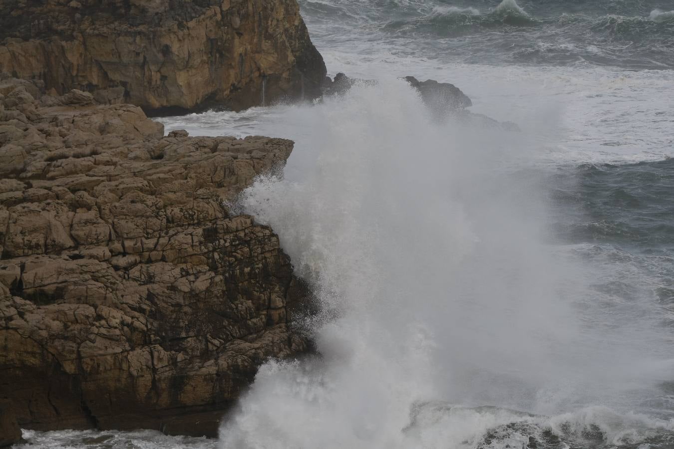 La borrasca 'Bruno' ha llegado esta noche a Cantabria con vientos de más de 100 km/hora y olas que han superado los 10 metros.