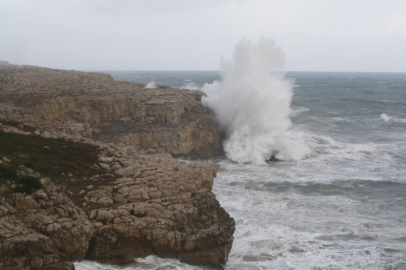 La borrasca 'Bruno' ha llegado esta noche a Cantabria con vientos de más de 100 km/hora y olas que han superado los 10 metros.