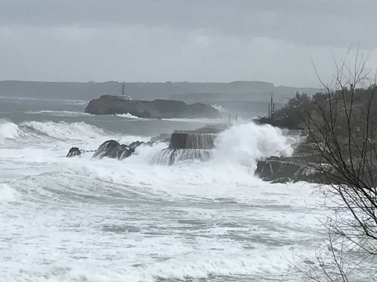 La borrasca 'Bruno' ha llegado esta noche a Cantabria con vientos de más de 100 km/hora y olas que han superado los 10 metros.