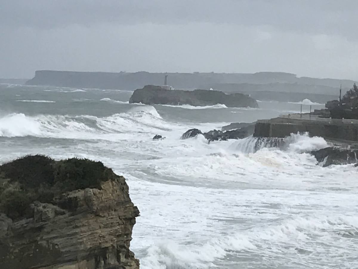 La borrasca 'Bruno' ha llegado esta noche a Cantabria con vientos de más de 100 km/hora y olas que han superado los 10 metros.