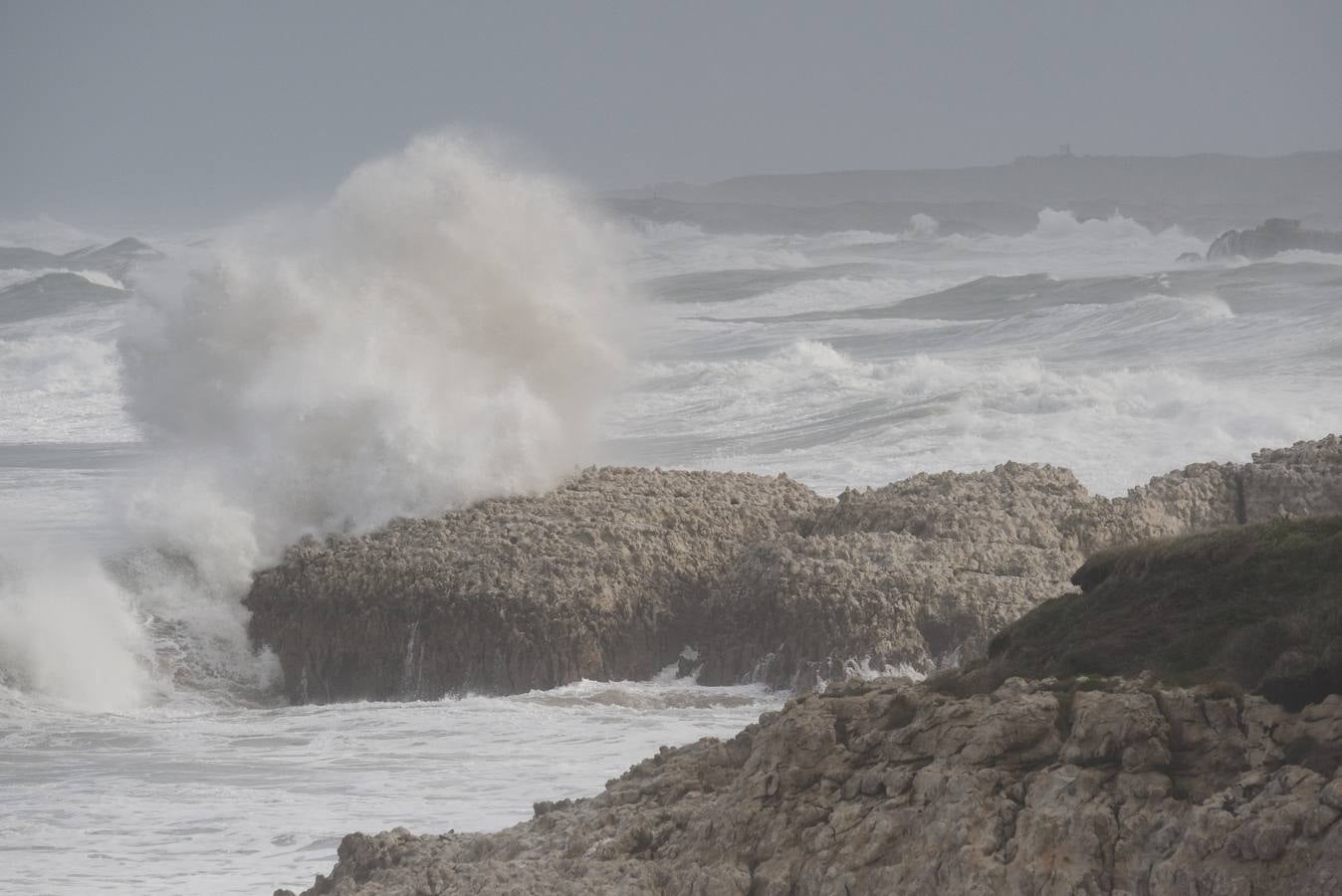 La borrasca 'Bruno' ha llegado esta noche a Cantabria con vientos de más de 100 km/hora y olas que han superado los 10 metros.