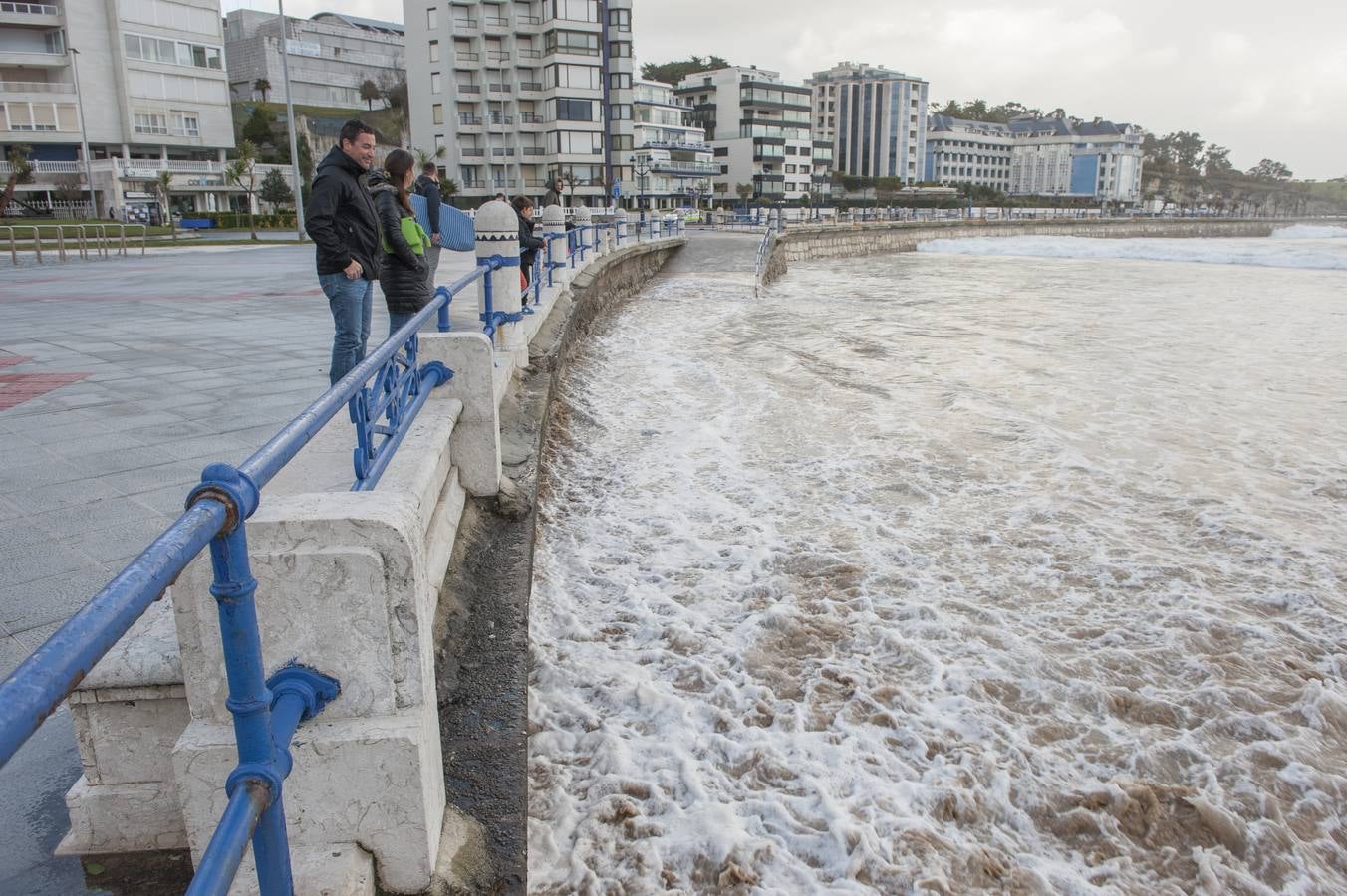 La borrasca 'Bruno' ha llegado esta noche a Cantabria con vientos de más de 100 km/hora y olas que han superado los 10 metros.