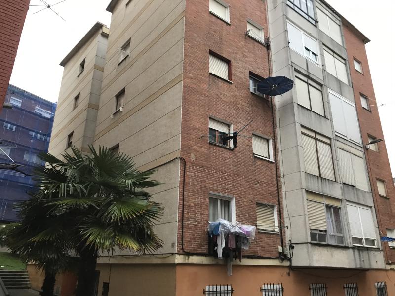 Edificio del Grupo Los Pinares en el que se ha producido el escape de gas.