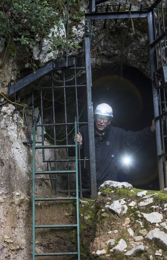 Cinco horas permaneció Stuart Weitzman en el interior de la cueva de La Garma la primera vez que visitó la cavidad. Tanto le entusiasmó al zapatero de Hollywood, que creó una fundación para promover el cuidado y recuperación de este tesoro datado hace más de 30.000 años. 