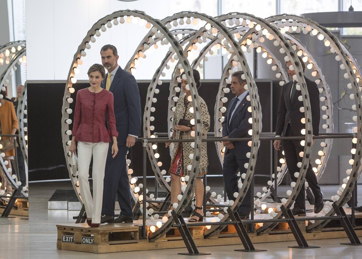 Como "una apuesta definitiva por la cultura y, especificamente, por el arte, un indudable motor de desarrollo social y de desarrollo personal", definió el rey Felipe VI el Centro Botín en su visita inaugural al nuevo espacio.