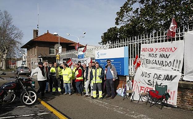 El personal que transporta piedra para Solvay mantiene la huelga indefinida