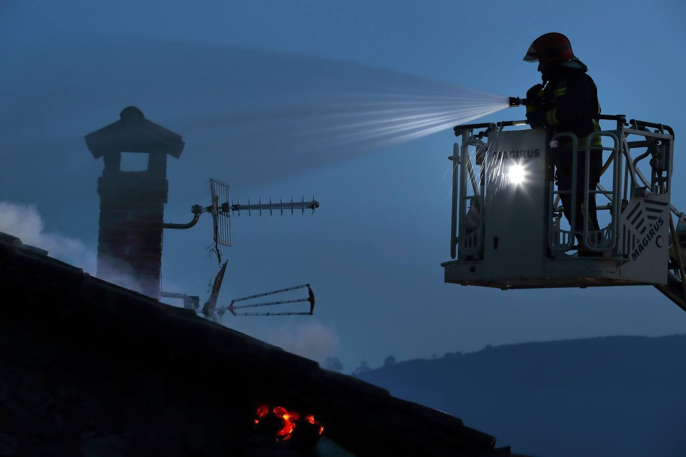 En 2018 han sido numerosos los sucesos derivados de pequeños fallos eléctricos que terminaron en incendios más graves. Es el caso del ocurrido en una casa del Llano, en Udías. 