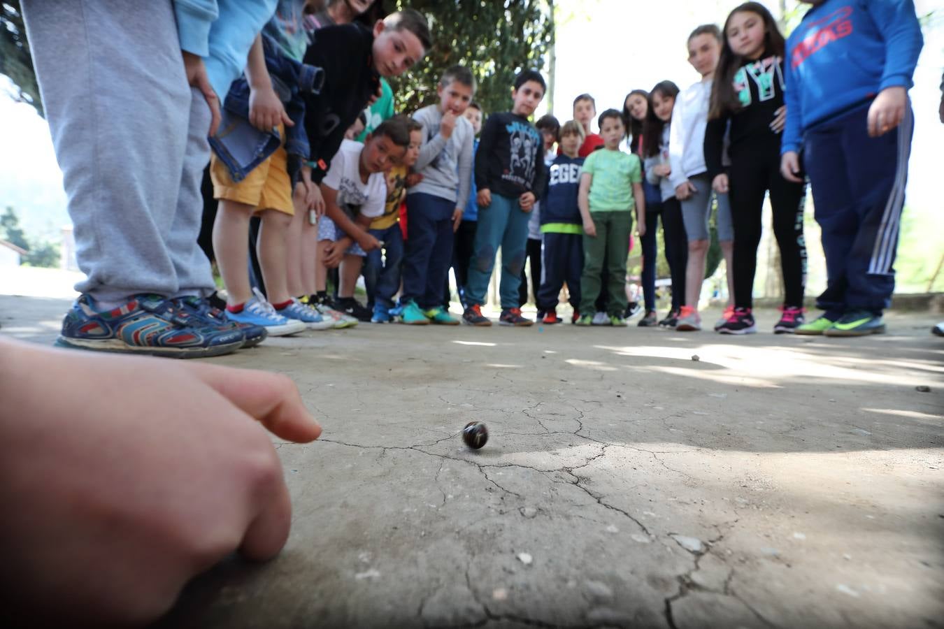 Entre tanto videojuego y tanta realidad virtual, los juegos de toda la vida se ganan espacios a pulso. Aquí, los alumnos del colegio Manuel Llano jugando a las canicas