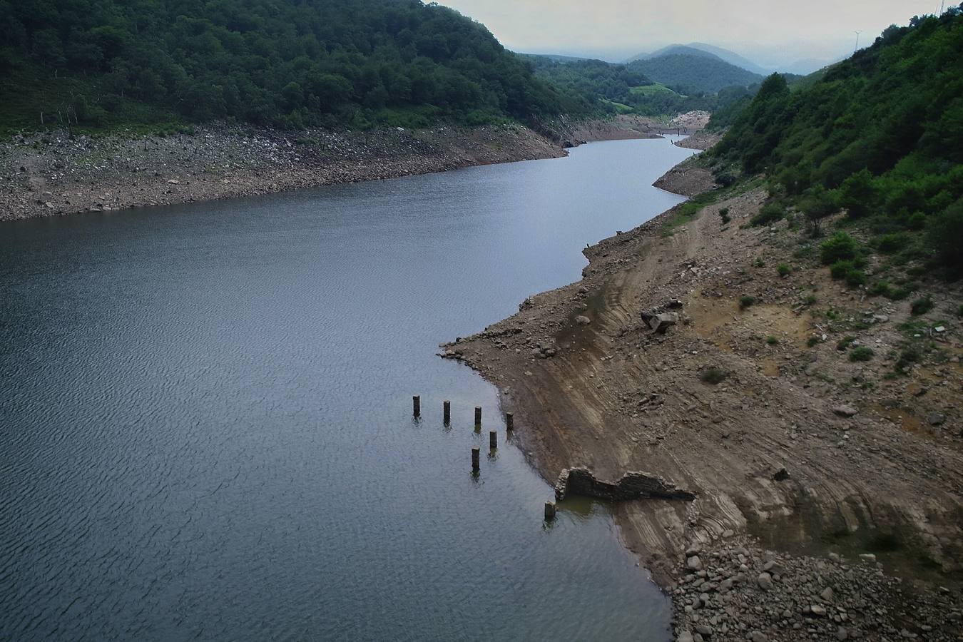 La sequía ha hecho mella en la región. En la imagen, el embalse de la Cohilla con bajos niveles de agua. 