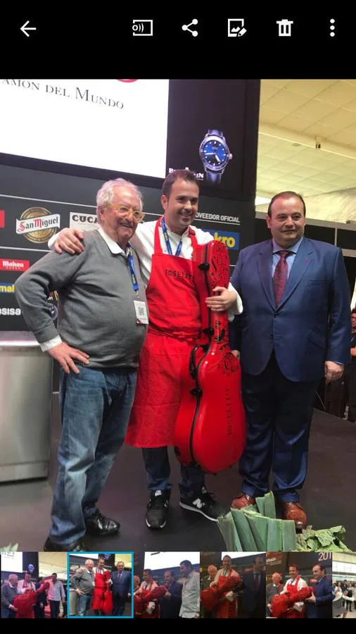 Ignacio Solana recoge el premio en Madrid Fusión tras ganar con su croqueta de jamón el certamen para elegir «la mejor del mundo». 