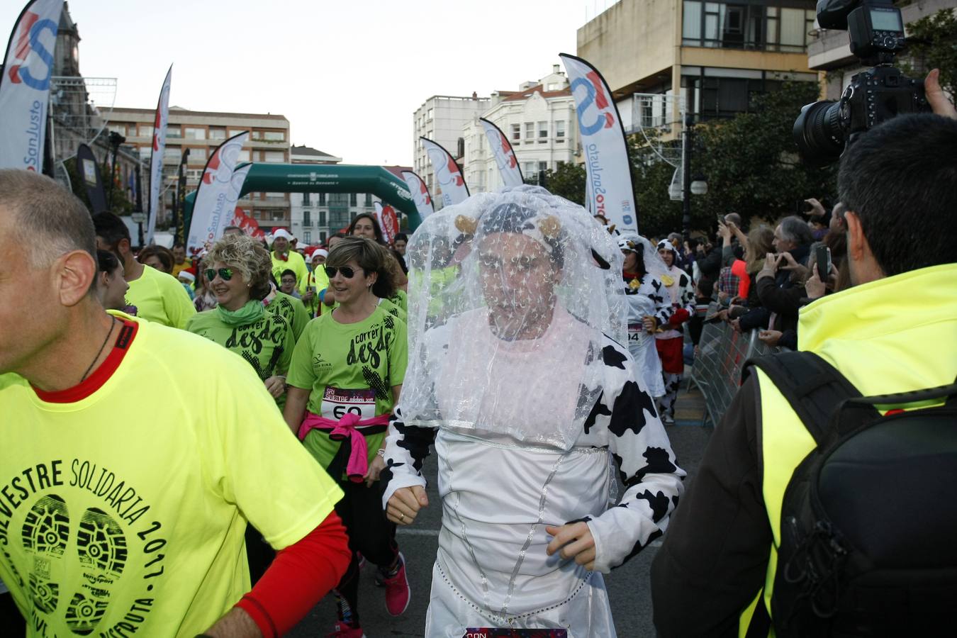 Entre los corredores muchas familias, incluso con carritos de bebe, personas disfrazadas y mucho ambiente festivo. El coste del dorsal era de tres euros tres euros y dos kilos de comida no perecedera.