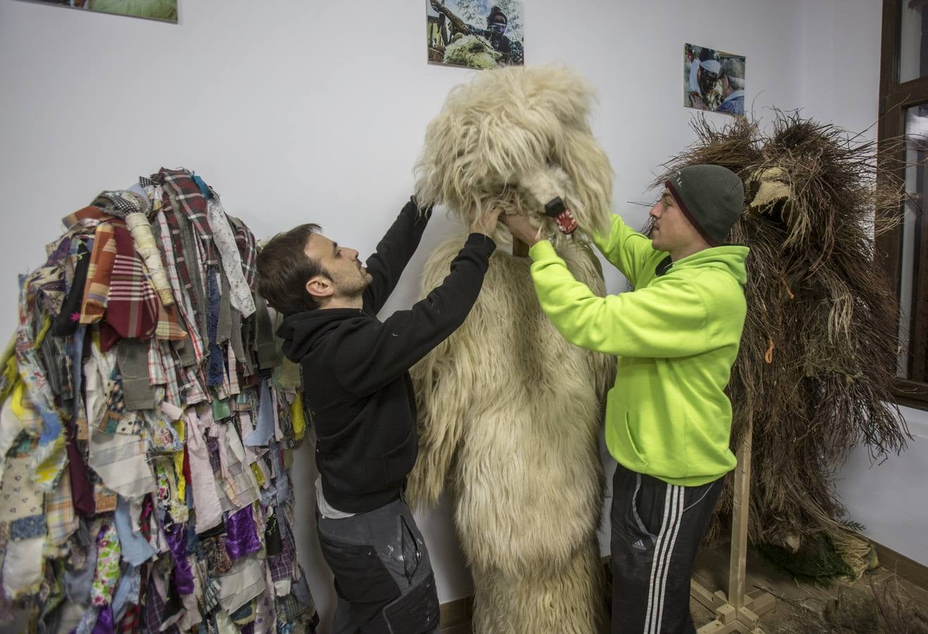 El oso y los zarramacos son los personajes fundamentales de una fiesta que simboliza la victoria sobre el mal y el arranque de un nuevo ciclo