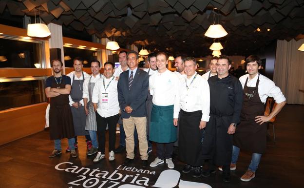 Los doce cocineros cántabros que ofrecieron la cena del Año Jubilar en San Sebastián Gastronomika, junto con el consejero de Turismo, Francisco Martín.