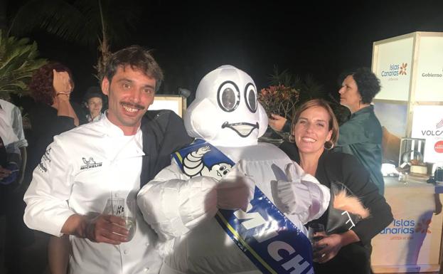 Eduardo Quintana y Cristina Cruz, propietarios del restaurante La Bicicleta en Hoznayo, tras recibir su primera estrella en Tenerife.