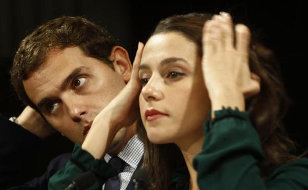 El presidente de Ciudadanos, Albert Rivera (al fondo), y la candidata a la presidencia de la Generalitat, Inés Arrimadas.