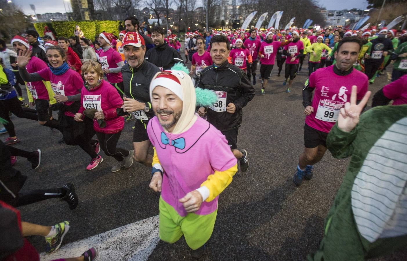 Unos 5.000 atletas se dan cita en una San Silvestre santanderina marcada por el fuerte viento. Diego Cuadrado y Aroa Laguna se imponen en una edición “dura” por las condiciones climatológicas