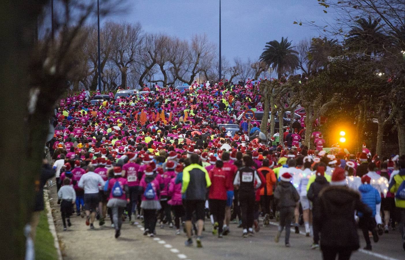 Unos 5.000 atletas se dan cita en una San Silvestre santanderina marcada por el fuerte viento. Diego Cuadrado y Aroa Laguna se imponen en una edición “dura” por las condiciones climatológicas