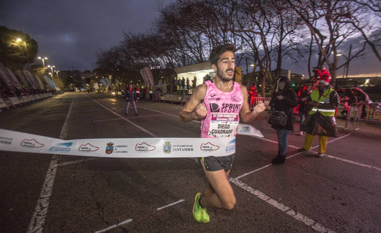 Unos 5.000 atletas se dan cita en una San Silvestre santanderina marcada por el fuerte viento. Diego Cuadrado y Aroa Laguna se imponen en una edición “dura” por las condiciones climatológicas