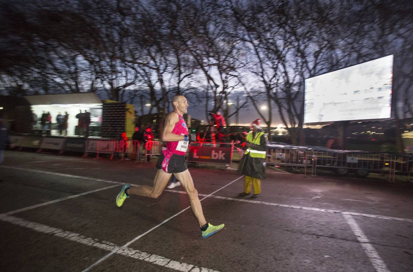 Unos 5.000 atletas se dan cita en una San Silvestre santanderina marcada por el fuerte viento. Diego Cuadrado y Aroa Laguna se imponen en una edición “dura” por las condiciones climatológicas