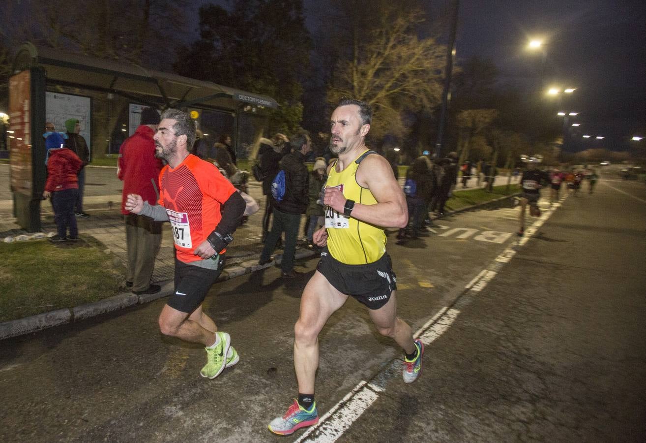 Unos 5.000 atletas se dan cita en una San Silvestre santanderina marcada por el fuerte viento. Diego Cuadrado y Aroa Laguna se imponen en una edición “dura” por las condiciones climatológicas