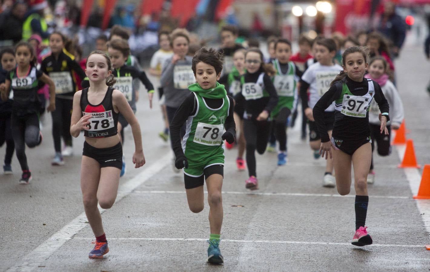 Unos 5.000 atletas se dan cita en una San Silvestre santanderina marcada por el fuerte viento. Diego Cuadrado y Aroa Laguna se imponen en una edición “dura” por las condiciones climatológicas