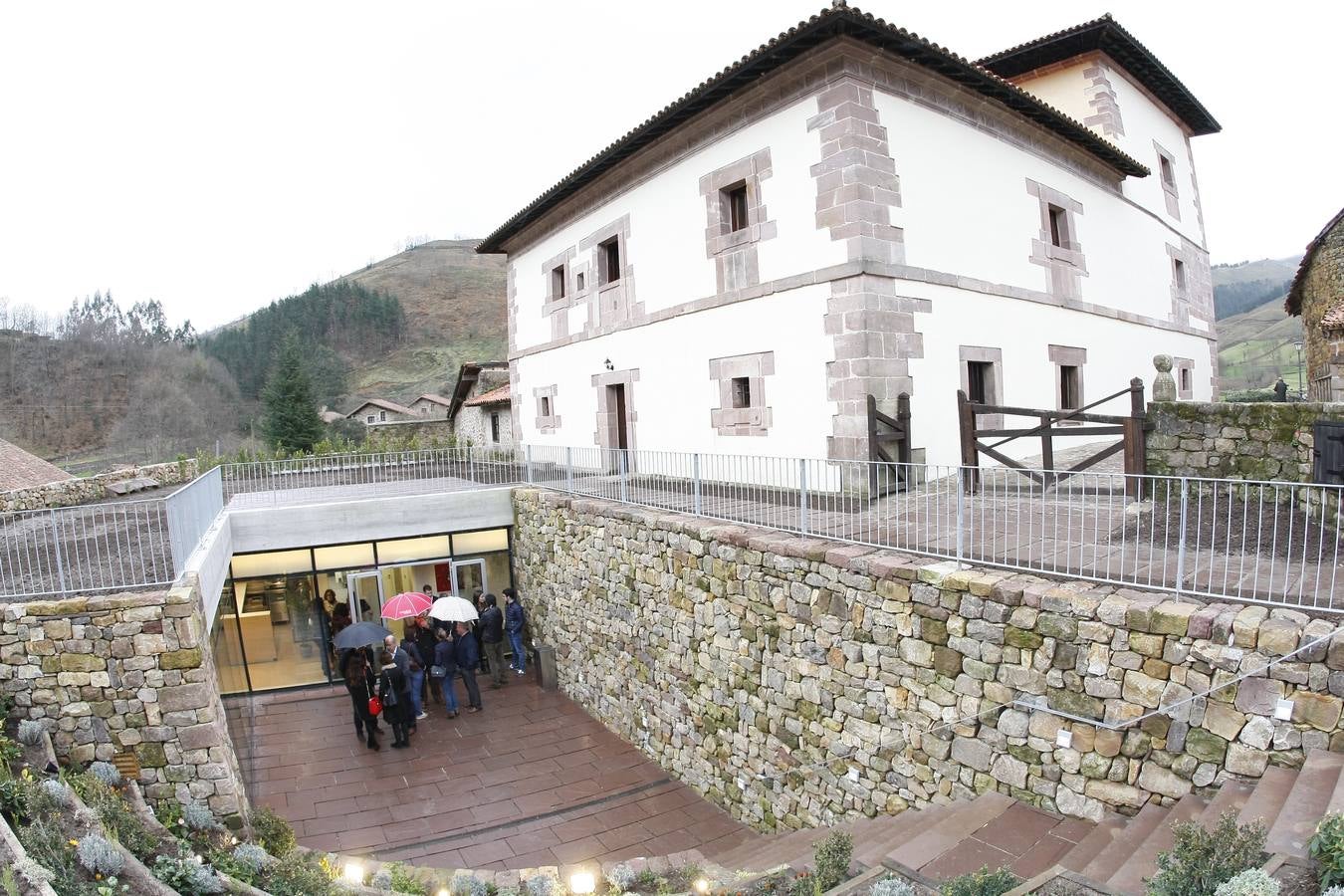 La rehabilitación de la Casona se ha hecho desde el respeto a la arquitectura y el paisaje del emblemático pueblo carmoniego, declarado Bien de Interés Cultural por sus edificaciones singulares. El Palacio de los Díaz-Cosío y Mier, más conocido como la Casona de Carmona, es uno de los edificios más representativos de la arquitectura del siglo XVIII en Cantabria y luce ahora sus mejores galas tras una inversión cercana a los dos millones de euros.