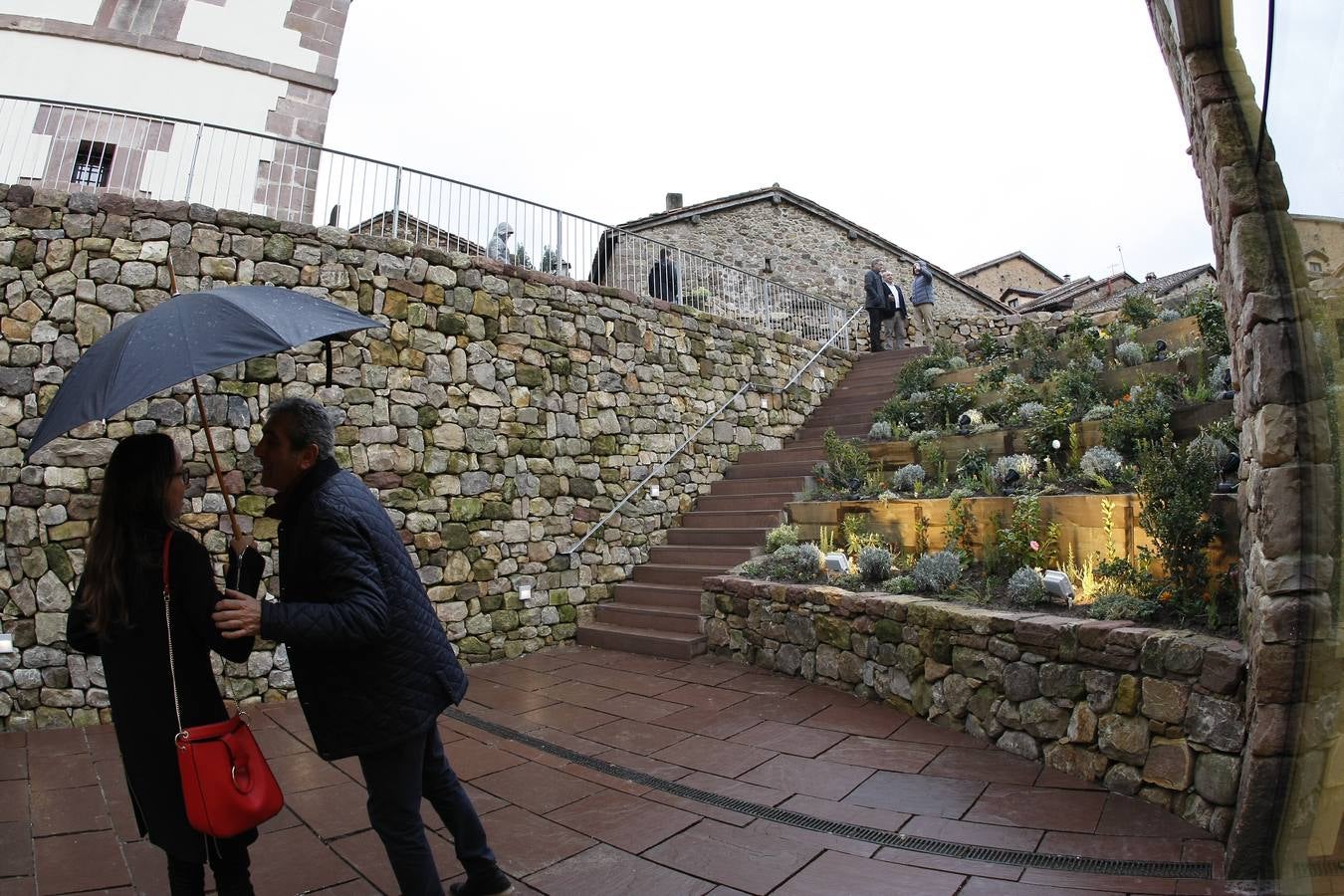 La rehabilitación de la Casona se ha hecho desde el respeto a la arquitectura y el paisaje del emblemático pueblo carmoniego, declarado Bien de Interés Cultural por sus edificaciones singulares. El Palacio de los Díaz-Cosío y Mier, más conocido como la Casona de Carmona, es uno de los edificios más representativos de la arquitectura del siglo XVIII en Cantabria y luce ahora sus mejores galas tras una inversión cercana a los dos millones de euros.