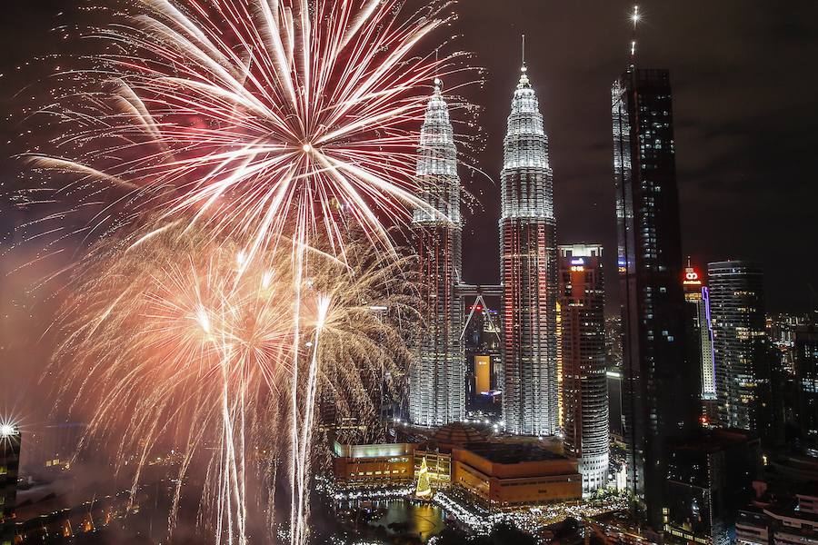 Cada país celebra a su manera la llegada del año nuevo. Mientras que en España, las doce campanadas de la Puerta del Sol y las míticas uvas marcan el cambio de año, la mayoría de países del resto del mundo lanzan fuegos artificiales para dar la bienvenida al año que entra. Taiwán, China, Japón, Nueva Zelanda, Corea del Norte... Todos ellos han hecho la tradicional cuenta atrás hasta las 12 en punto, hora a la que han lanzado la pirotecnia.