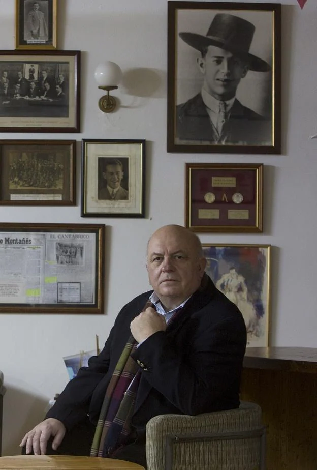 Javier Gómez, en la peña, bajo un retrato de Félix Rodríguez con sombrero cordobés