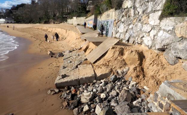 Imagen principal - El temporal marítimo de Año Nuevo se ensaña con la playa de La Magdalena