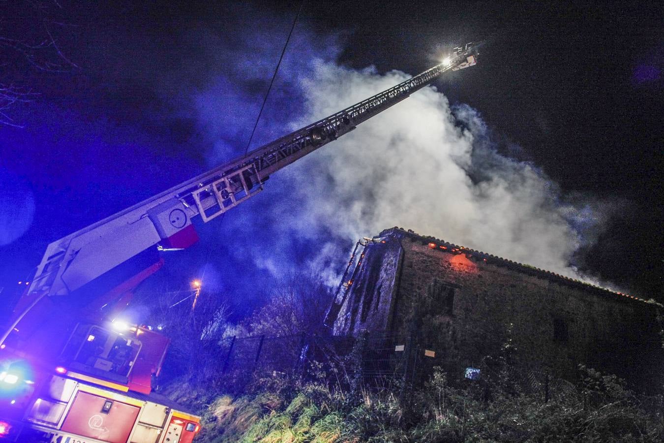 Las llamas ha destruido buena parte de la vivienda en cuyo interior ha aparecido el cuerpo de su propietario de 82 años, ebastián Pellón Gallo un veterano corredor de rallies en Cantabria