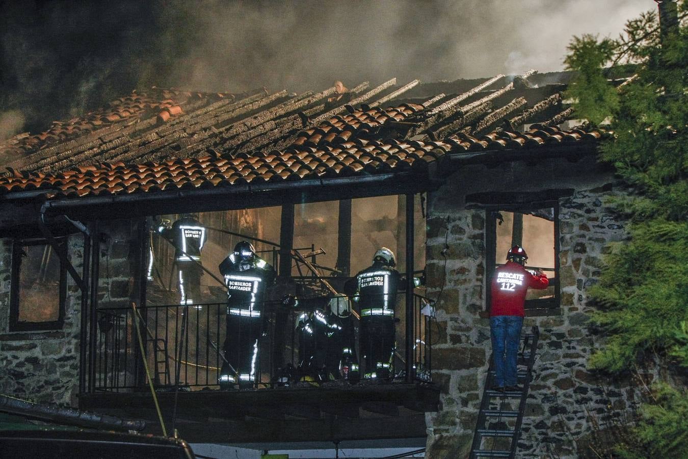 Las llamas ha destruido buena parte de la vivienda en cuyo interior ha aparecido el cuerpo de su propietario de 82 años, ebastián Pellón Gallo un veterano corredor de rallies en Cantabria