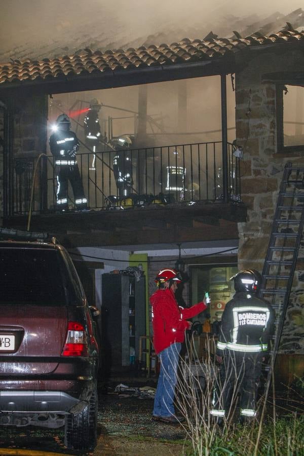 Las llamas ha destruido buena parte de la vivienda en cuyo interior ha aparecido el cuerpo de su propietario de 82 años, ebastián Pellón Gallo un veterano corredor de rallies en Cantabria