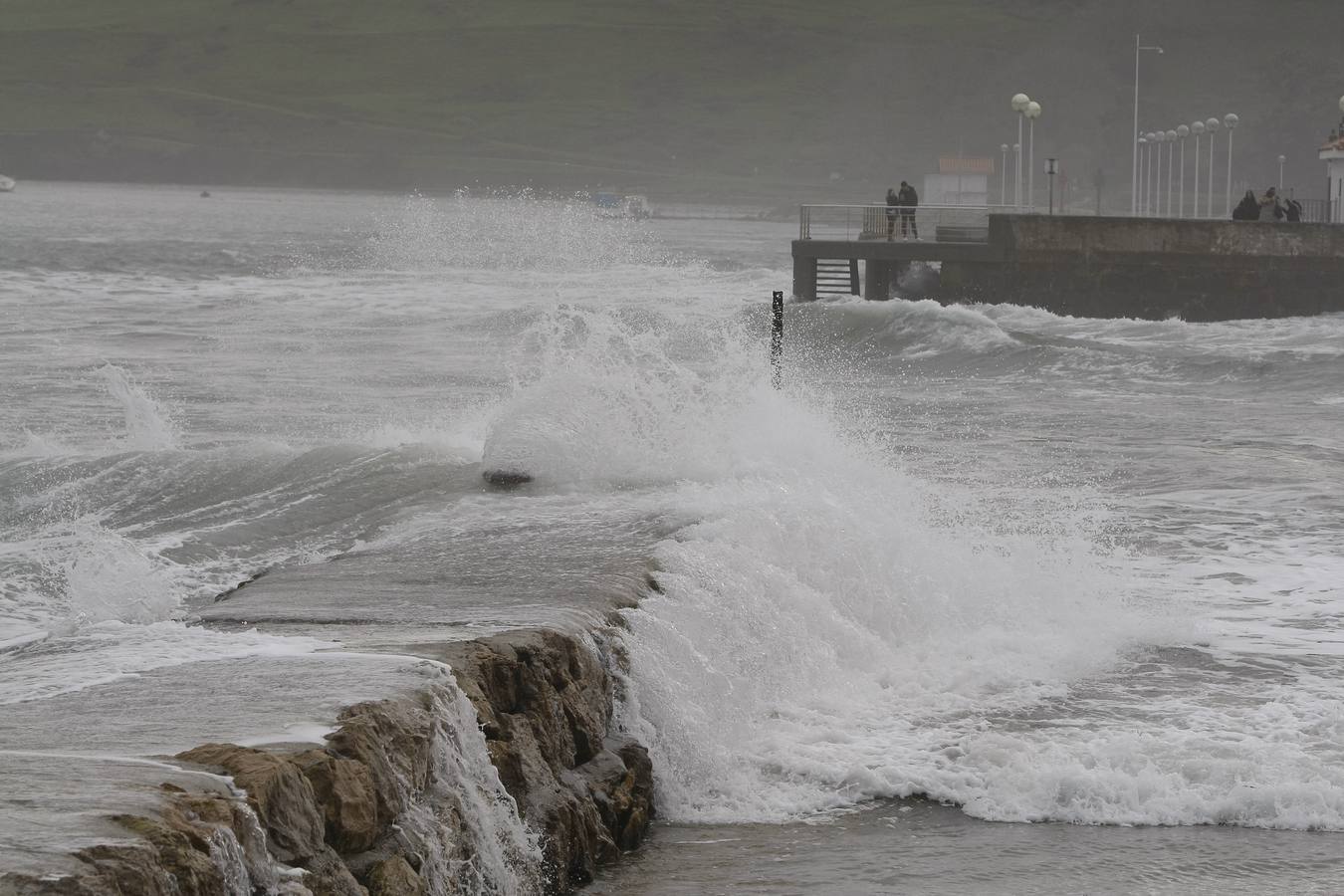 Fuertes olas en Suances