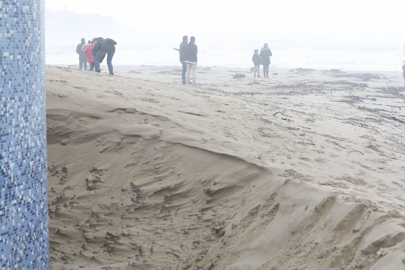 El temporal deja la playa de Suances llena de restos