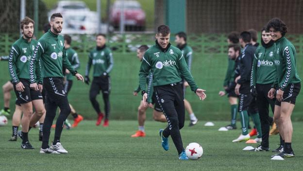 Dani Aquino, en el centro, flanqueado por sus compañeros de equipo durante un entrenamiento en La Albericia