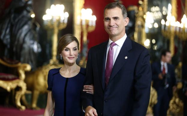 Los reyes Felipe y Letizia, a su llegada a una recepción. 