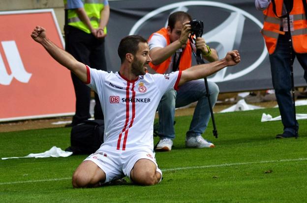 Julen Colinas celebra un tanto con la Cultural Leonesa. 