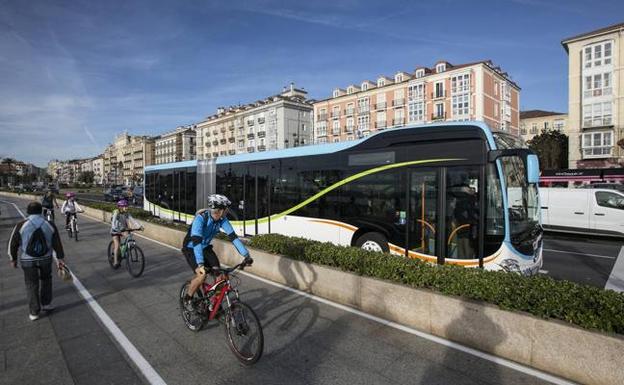 Los cinco nuevos vehículos articulados son la imagen del cambio del sistema de transporte público de Santander. 