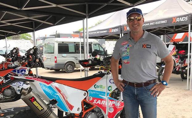 Chus Puras, junto a su moto, ya en Lima para el inicio del Dakar.