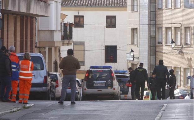 Agentes tras el arresto del hombre en Requena.