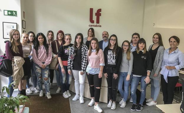 Las alumnas visitaron la sede de la Agencia Inmobiliaria LF Cantabria, en la calle Hernán Cortés 38. 