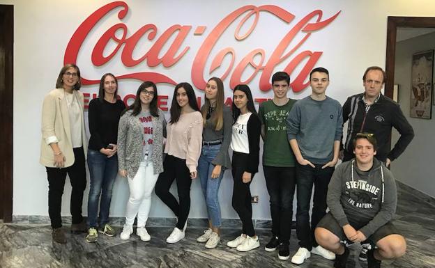 Los alumnos visitaron la planta de Coca Cola European Partners Iberia en Galdakao.