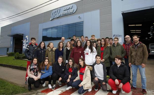 Los jóvenes conocieron las instalaciones de los Talleres Robledo en Los Corrales de Buelna.: