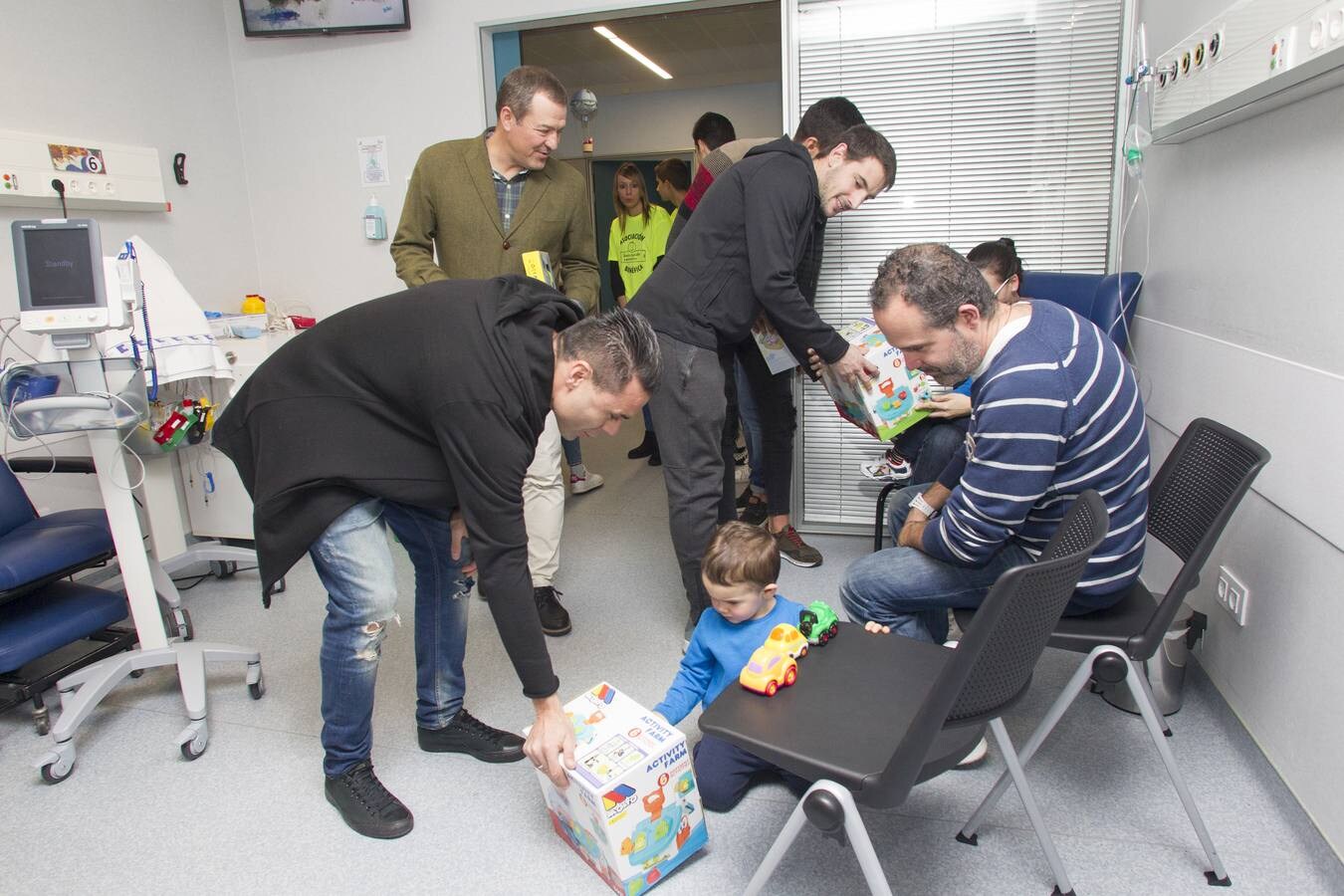 Los jugadores del Racing reparten regalos