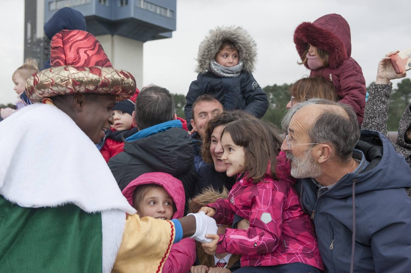 CAMARGO Baltasar saludando a los pequeños ante la atenta mirada de sus padres, tan emocionados como las niñas. Fotos: María