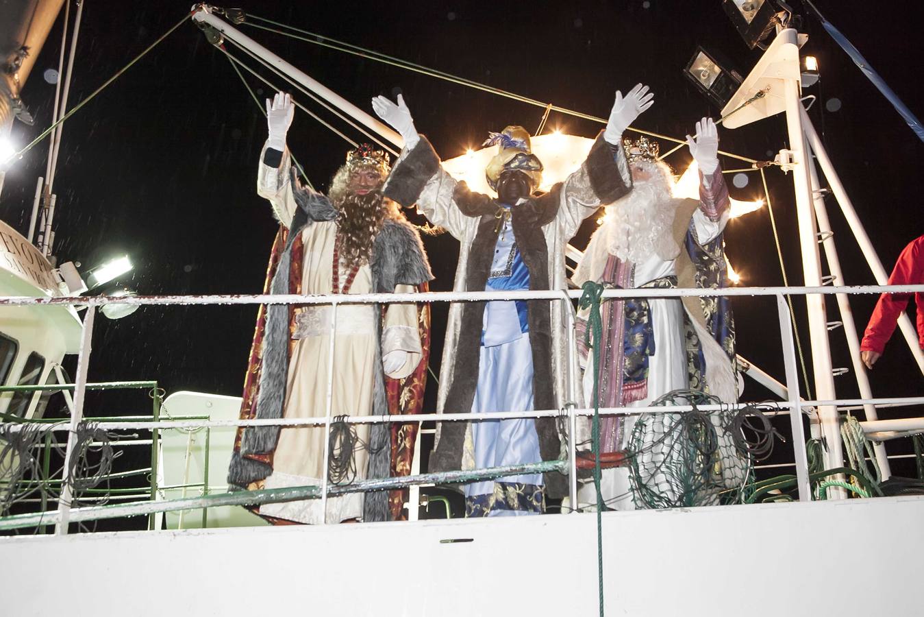 SAN VICENTE Los Reyes saludando eufóricos a su llegada. Fotos: José García