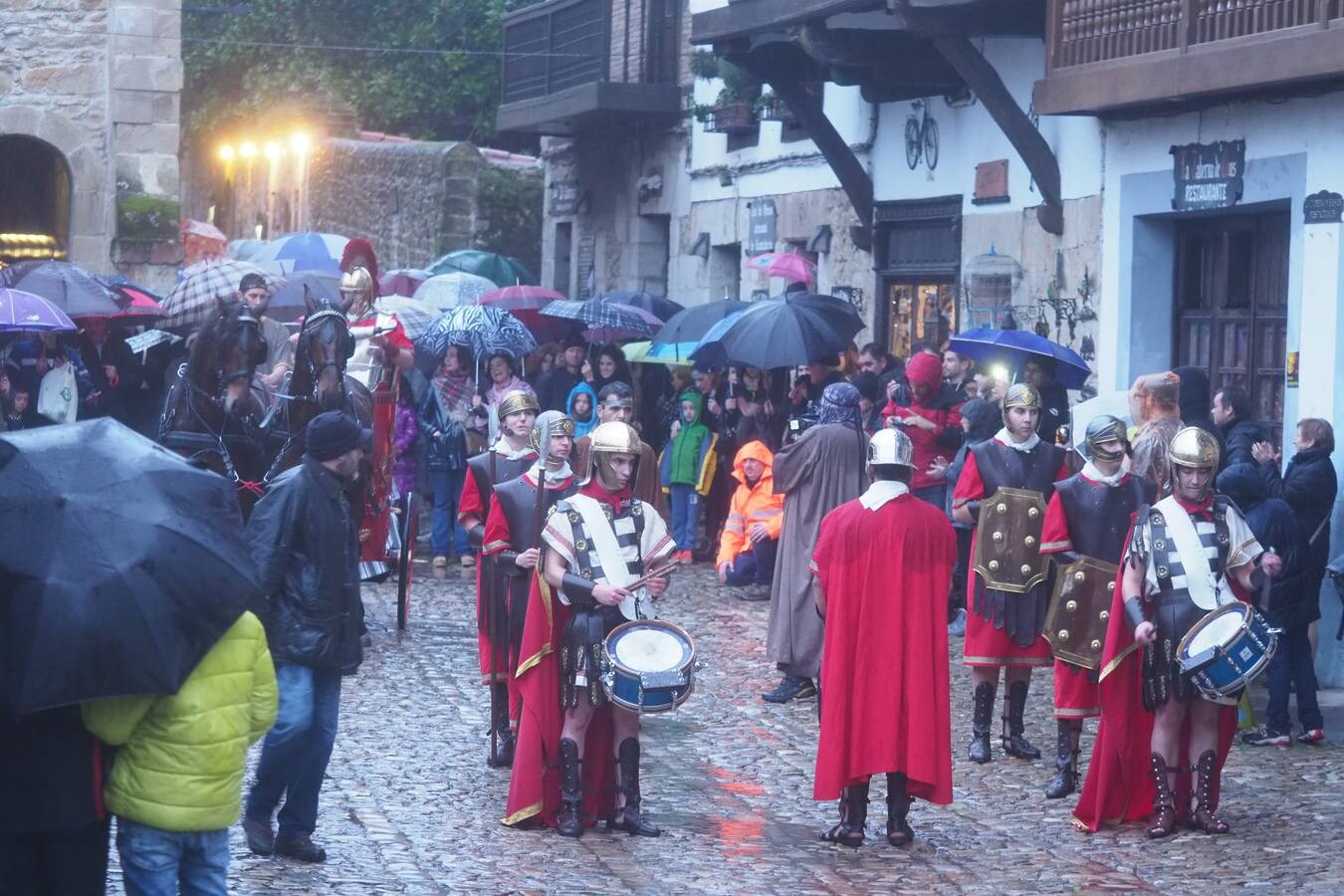 SANTILLANA DEL MAR El desfile dura varias horas y los Reyes Magos están escoltados por las tropas romanas. Fotos: Sane
