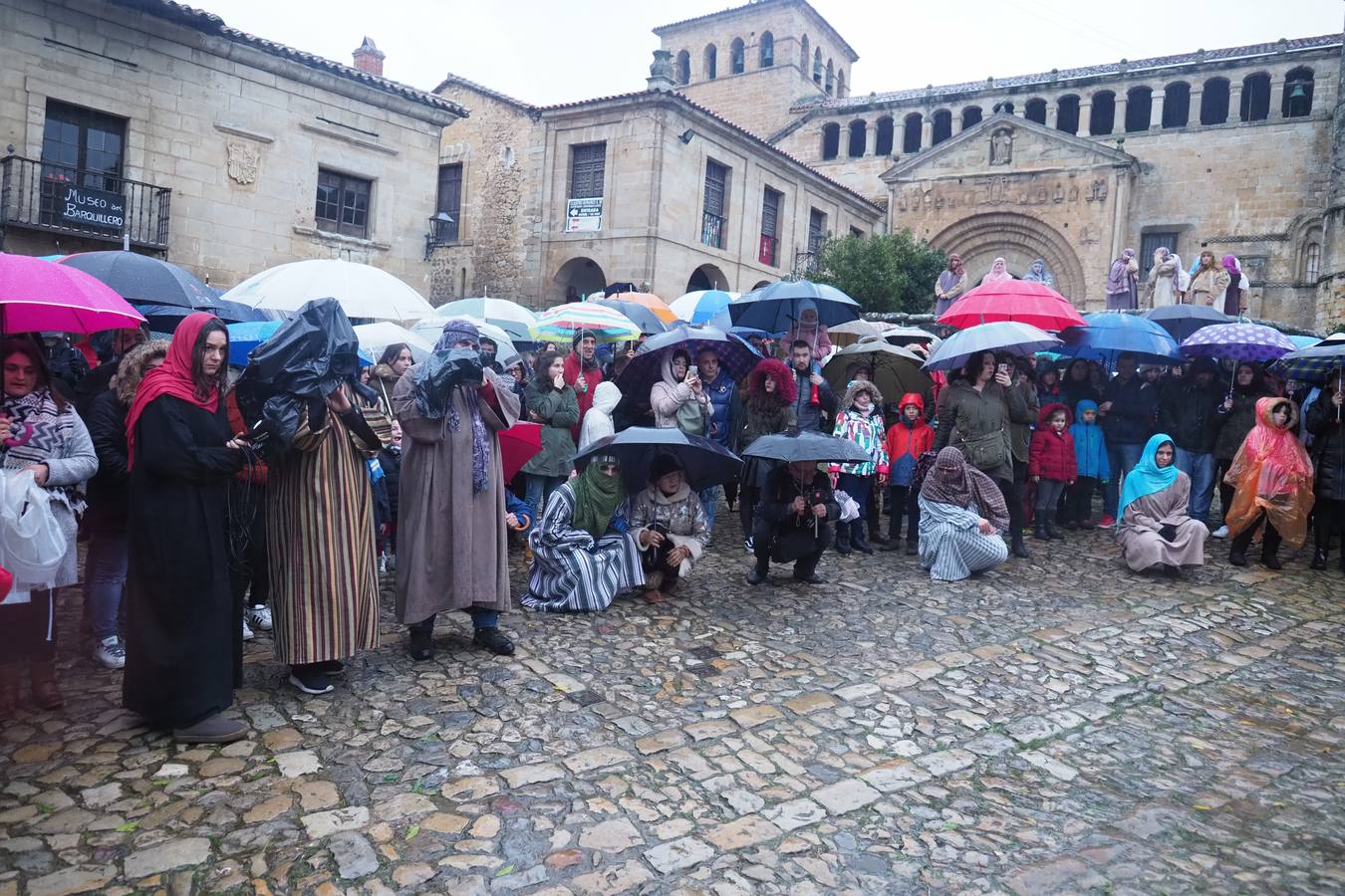 SANTILLANA DEL MAR El público no se ha quedado en casa a pesar de la lluvia. Fotos: Sane