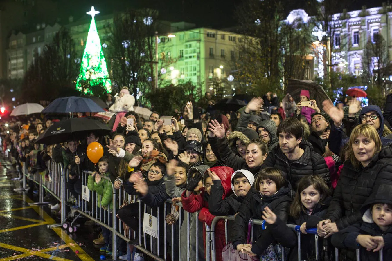 La Cabalgata de Santander estuvo marcada por la intensa lluvia, pero aún así fue seguida por numeroso público que acompañó a la comitiva desde Gamazo hasta la plaza del Ayuntamiento